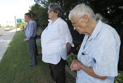 Photo of Sadie praying with others in death penalty vigil outside Oklahoma governor's mansion